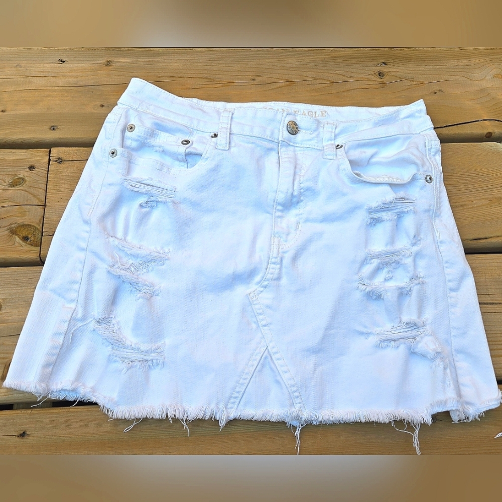 AMERICAN EAGLE White Distressed Denim Low Rise Stretchy Mini Skirt - sz 6